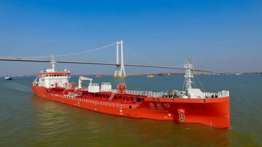 国内首艘LNG动力水泥罐装船“中集润庆106”成功下水